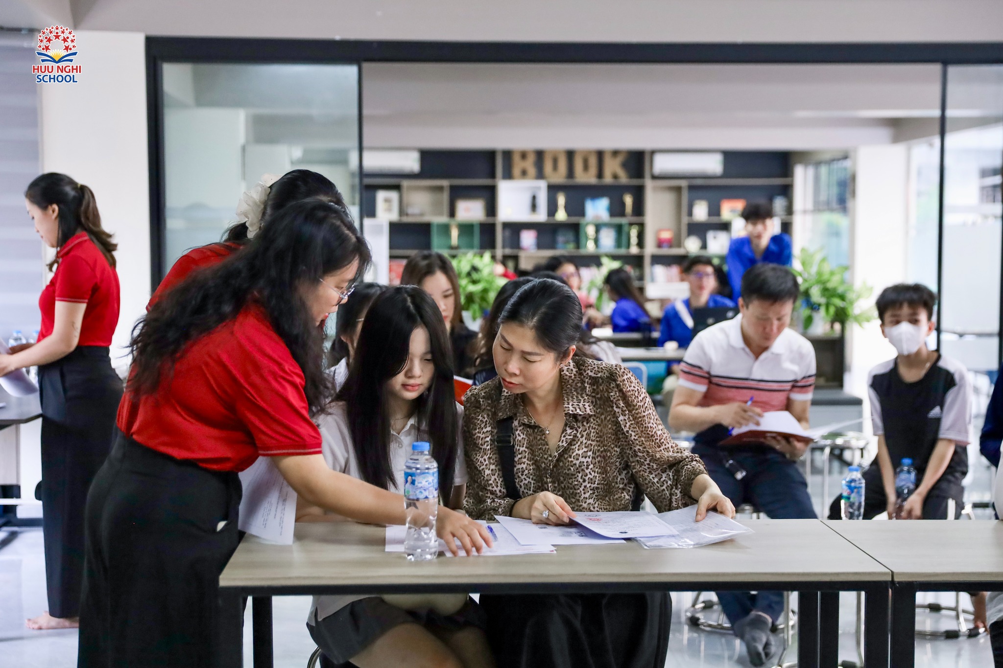 NỒNG NHIỆT CHÀO ĐÓN TÂN HỌC SINH KHỐI 10 TRONG NGÀY NHẬP HỌC 