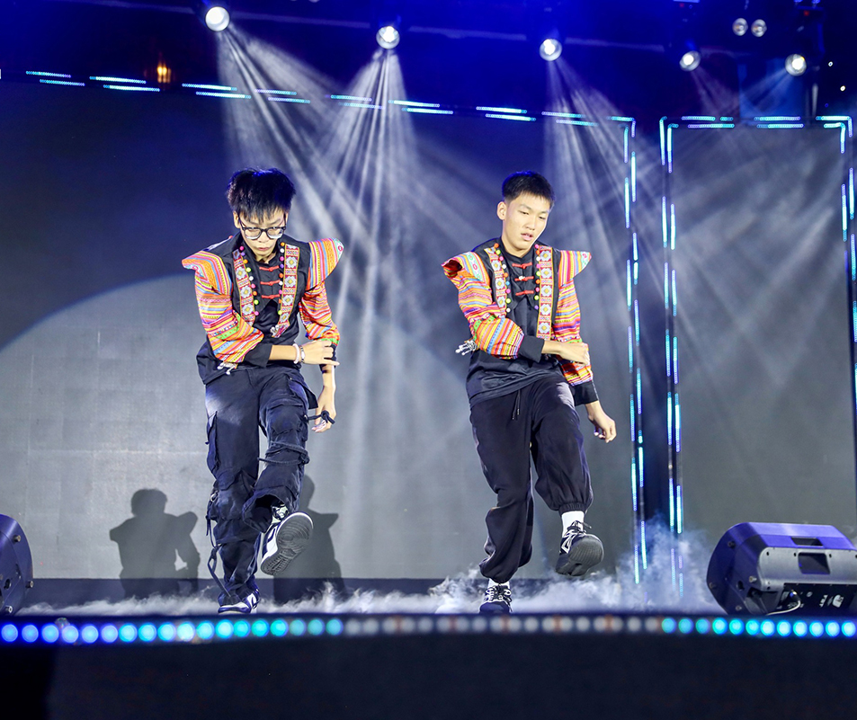 Ảnh học sinh THPT tại thư viện nhà trường