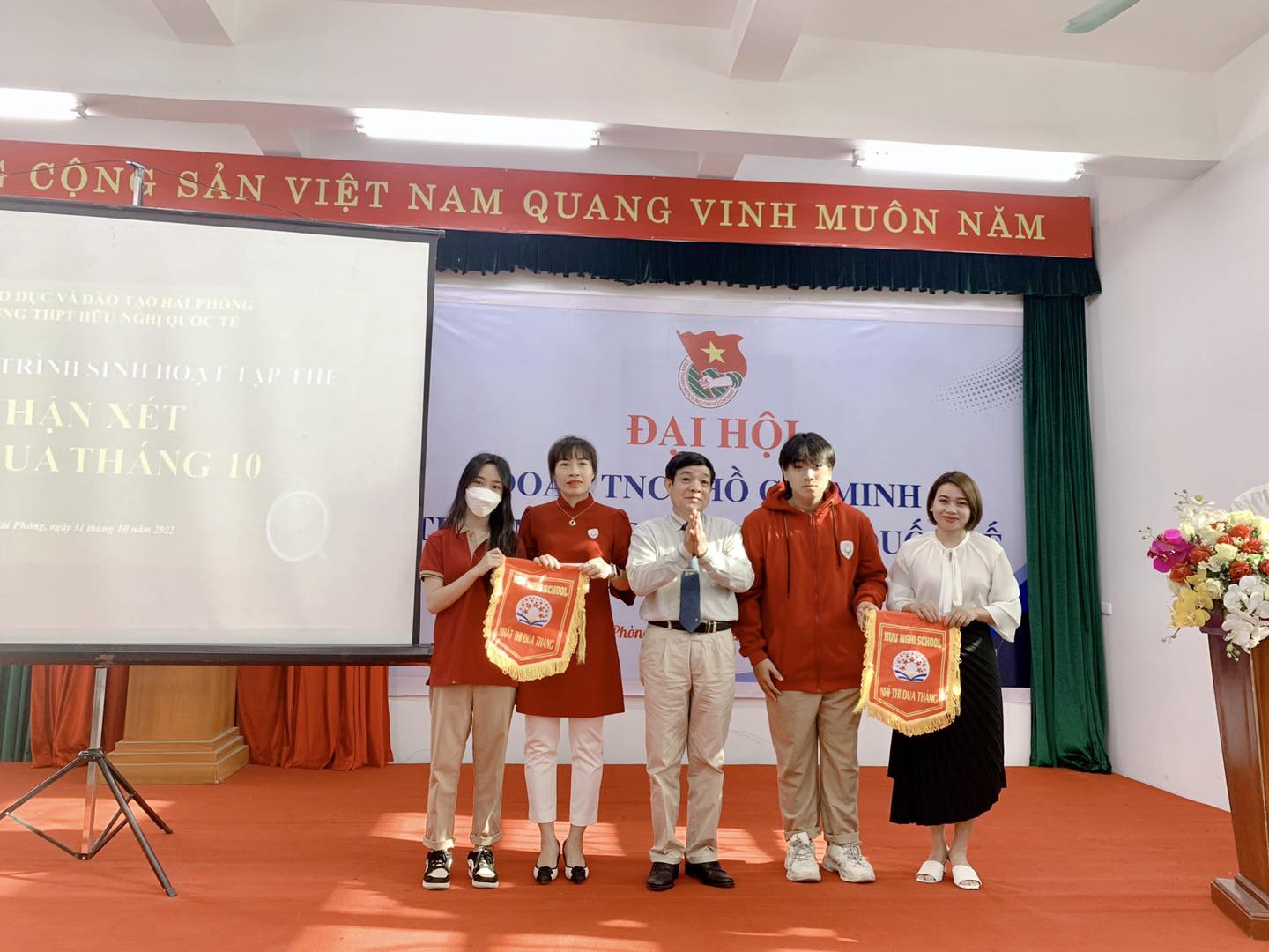Chào cờ tháng 10 và chương trình hoạt động ngoài giờ lên lớp với chủ đề 